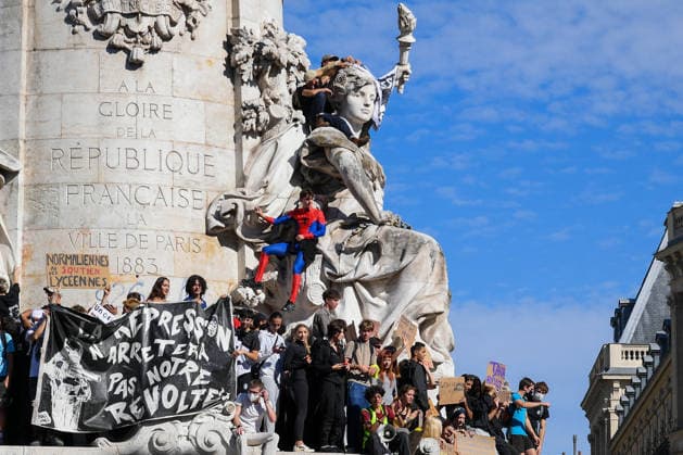 Student Demonstration - Paris People take part in a demonstration part of a nationwide day of actions called by high-school students, joined by unions and teachers, who for days have been demanding better learning conditions in protests punctuated by violent confrontations in Paris, France on October 6, 2026. Students have blocked the entrances to hundreds of high schools for 15- to 17-year-olds since late September, complaining of missing teachers, overloaded timetables, dilapidated classrooms and buildings that cannot cope with rising temperatures. Photo by Lionel Urman ABACAPRESS.COM Paris France  Copyright: xUrmanxLionel ABACAx