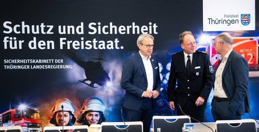 THÜRINGER LANDESREGIERUNG TRITT ERSTMALS ZUM SICHERHEITSKABINETT ZUSAMMEN ** NUR FÜR REDAKTIONELLE ZWECKE ** EDITORIAL USE ONLY **<p>06 10 2026-Erfurt: Die Thüringer Landesregierung kommt im Gefahrenabwehrzentrum Süd in Erfurt erstmals zu einem Sicherheitskabinett zusammen. Gemeinsam mit Vertretern der Sicherheitsbehörden und der Bundeswehr berät das Kabinett über den Schutz vor hybriden Bedrohungen, Cyberangriffen und Drohnen sowie über Krisenvorsorge und den Operationsplan Deutschland. Ministerpräsident Mario Voigt, Innenminister Georg Maier und Finanzministerin Katja Wolf informieren anschließend über die Ergebnisse. im Foto: Georg Maier (SPD), Thüringer Minister für Inneres, Kommunales und Landesentwicklung und Stellvertr Copyright: SaschaxFromm doc87wvpqtj1c813g5zfav0 ,EDITORIAL USE ONLY