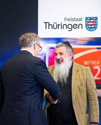 THÜRINGER LANDESREGIERUNG TRITT ERSTMALS ZUM SICHERHEITSKABINETT ZUSAMMEN ** NUR FÜR REDAKTIONELLE ZWECKE ** EDITORIAL USE ONLY **<p>06 10 2026-Erfurt: Die Thüringer Landesregierung kommt im Gefahrenabwehrzentrum Süd in Erfurt erstmals zu einem Sicherheitskabinett zusammen. Gemeinsam mit Vertretern der Sicherheitsbehörden und der Bundeswehr berät das Kabinett über den Schutz vor hybriden Bedrohungen, Cyberangriffen und Drohnen sowie über Krisenvorsorge und den Operationsplan Deutschland. Ministerpräsident Mario Voigt, Innenminister Georg Maier und Finanzministerin Katja Wolf informieren anschließend über die Ergebnisse. im Foto: Ministerpräsident Mario Voigt (CDU), links, begrüsst Johannes Blasius, Präsident des Thüringer Copyright: SaschaxFromm doc87wvribl8xvdx2d6k4k ,EDITORIAL USE ONLY