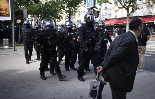 Student Demonstration - Paris Clashes on the sidelines of the students protest against the current state of public education, once again, on October 6, 2026, in Paris, France. They demand more resources for the national education system, and raise against the far right party - le Rassemblement National. Photo by Raphael Lafargue ABACAPRESS.COM Paris France  Copyright: xLafarguexRaphael ABACAx
