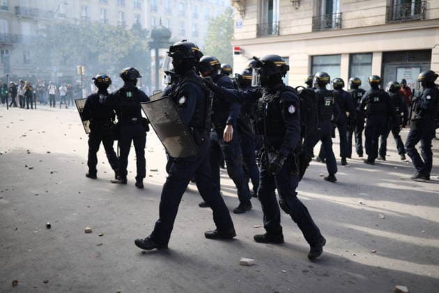 Student Demonstration - Paris Clashes on the sidelines of the students protest against the current state of public education, once again, on October 6, 2026, in Paris, France. They demand more resources for the national education system, and raise against the far right party - le Rassemblement National. Photo by Raphael Lafargue ABACAPRESS.COM Paris France Copyright: xLafarguexRaphael ABACAx