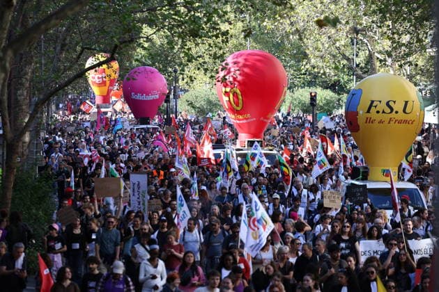 Student Demonstration - Paris Sudents protest against the current state of public education, once again, on October 6, 2026, in Paris, France. They demand more resources for the national education system, and raise against the far right party - le Rassemblement National. Photo by Raphael Lafargue ABACAPRESS.COM Paris France  Copyright: xLafarguexRaphael ABACAx