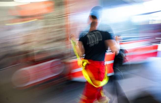 THÜRINGER LANDESREGIERUNG TRITT ERSTMALS ZUM SICHERHEITSKABINETT ZUSAMMEN ** NUR FÜR REDAKTIONELLE ZWECKE ** EDITORIAL USE ONLY **<p>06 10 2026-Erfurt: Die Thüringer Landesregierung kommt im Gefahrenabwehrzentrum Süd in Erfurt erstmals zu einem Sicherheitskabinett zusammen. Gemeinsam mit Vertretern der Sicherheitsbehörden und der Bundeswehr berät das Kabinett über den Schutz vor hybriden Bedrohungen, Cyberangriffen und Drohnen sowie über Krisenvorsorge und den Operationsplan Deutschland. Ministerpräsident Mario Voigt, Innenminister Georg Maier und Finanzministerin Katja Wolf informieren anschließend über die Ergebnisse. im Foto: Kurz vor Beginn der Regierungsmedienkonferenz muss die Feuerwehr zu einem Einsatz ausrücken. ( De Copyright: SaschaxFromm doc87ww9yuajmf1k5murav0 ,EDITORIAL USE ONLY