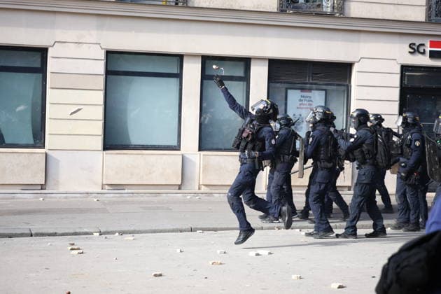 Student Demonstration - Paris Clashes on the sidelines of the students protest against the current state of public education, once again, on October 6, 2026, in Paris, France. They demand more resources for the national education system, and raise against the far right party - le Rassemblement National. Photo by Raphael Lafargue ABACAPRESS.COM Paris France  Copyright: xLafarguexRaphael ABACAx