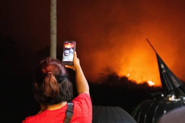 October 6, 2026, Jambi, Indonesia: JAMBI, INDONESIA, OCTOBER 6, 2026: Firefighters battle a land fire burning through trees and vegetation in the Penyengat Rendah area of Jambi City, as local residents observe the blaze. Forest and land fires across parts of Jambi and Sumatra continue to affect air quality and raise environmental concerns during the dry season. Jambi Indonesia - ZUMAq101 20261006_zna_q101_120 Copyright: xPrabanndaruxWahyuajix