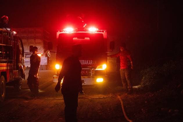 October 6, 2026, Jambi, Indonesia: JAMBI, INDONESIA, OCTOBER 6, 2026: Firefighters battle a land fire burning through trees and vegetation in the Penyengat Rendah area of Jambi City, as local residents observe the blaze. Forest and land fires across parts of Jambi and Sumatra continue to affect air quality and raise environmental concerns during the dry season. Jambi Indonesia - ZUMAq101 20261006_zna_q101_116 Copyright: xPrabanndaruxWahyuajix