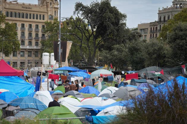 The housing protest camp in Barcelona continues. A general view of the housing protest camp in Plaza Catalunya on October 6, 2026, in Barcelona, Catalonia, Spain. The housing rights protest in Barcelona’s Plaza Catalunya marks its one-week anniversary this Tuesday. Participants are continuing the protest with no planned end date. OCTOBER 6, 2026 Barcelona Catalonia Barcelona Catalonia Spain Copyright: xDavidxZorrakinox 7824918