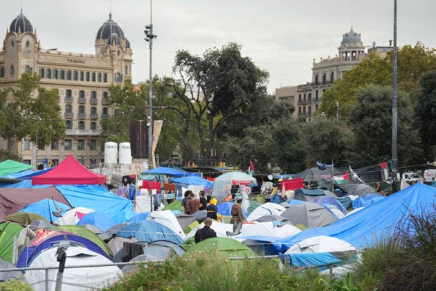 The housing protest camp in Barcelona continues. A general view of the housing protest camp in Plaza Catalunya on October 6, 2026, in Barcelona, Catalonia, Spain. The housing rights protest in Barcelona’s Plaza Catalunya marks its one-week anniversary this Tuesday. Participants are continuing the protest with no planned end date. OCTOBER 6, 2026 Barcelona Catalonia Barcelona Catalonia Spain Copyright: xDavidxZorrakinox 7824919
