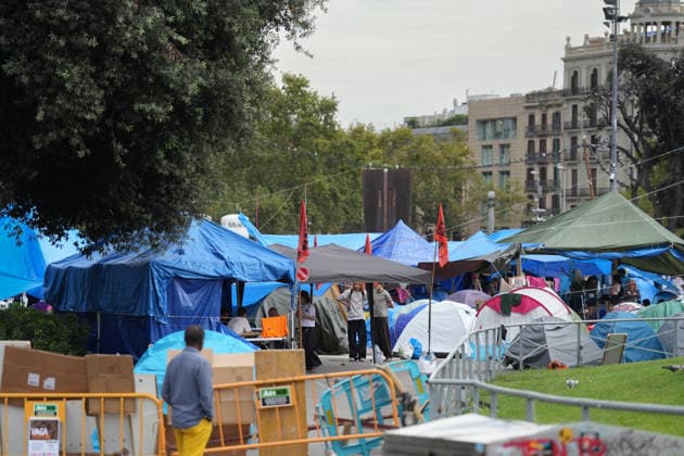 The housing protest camp in Barcelona continues. A general view of the housing protest camp in Plaza Catalunya on October 6, 2026, in Barcelona, Catalonia, Spain. The housing rights encampment in Barcelona’s Plaza Catalunya marks its one-week anniversary this Tuesday. Participants are continuing the protest with no planned end date. OCTOBER 6, 2026 Barcelona Catalonia Barcelona Catalonia Spain Copyright: xDavidxZorrakinox 7824920