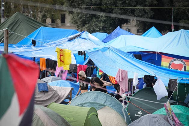 The housing protest camp in Barcelona continues. A general view of the housing protest camp in Plaza Catalunya on October 6, 2026, in Barcelona, Catalonia, Spain. The housing rights encampment in Barcelona’s Plaza Catalunya marks its one-week anniversary this Tuesday. Participants are continuing the protest with no planned end date. OCTOBER 6, 2026 Barcelona Catalonia Barcelona Catalonia Spain Copyright: xDavidxZorrakinox 7824923