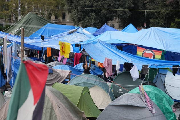 The housing protest camp in Barcelona continues. A general view of the housing protest camp in Plaza Catalunya on October 6, 2026, in Barcelona, Catalonia, Spain. The housing rights encampment in Barcelona’s Plaza Catalunya marks its one-week anniversary this Tuesday. Participants are continuing the protest with no planned end date. OCTOBER 6, 2026 Barcelona Catalonia Barcelona Catalonia Spain Copyright: xDavidxZorrakinox 7824924