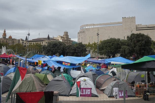 The housing protest camp in Barcelona continues. A general view of the housing protest camp in Plaza Catalunya on October 6, 2026, in Barcelona, Catalonia, Spain. The housing rights encampment in Barcelona’s Plaza Catalunya marks its one-week anniversary this Tuesday. Participants are continuing the protest with no planned end date. OCTOBER 6, 2026 Barcelona Catalonia Barcelona Catalonia Spain Copyright: xDavidxZorrakinox 7824925