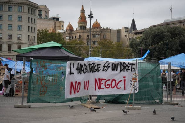 The housing protest camp in Barcelona continues. A general view of the housing protest camp in Plaza Catalunya on October 6, 2026, in Barcelona, Catalonia, Spain. The housing rights encampment in Barcelona’s Plaza Catalunya marks its one-week anniversary this Tuesday. Participants are continuing the protest with no planned end date. OCTOBER 6, 2026 Barcelona Catalonia Barcelona Catalonia Spain Copyright: xDavidxZorrakinox 7824926