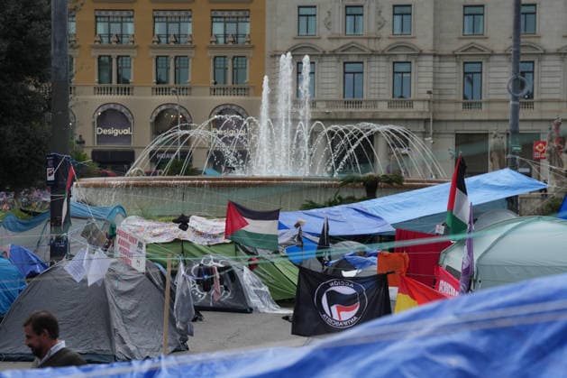 The housing protest camp in Barcelona continues. A general view of the housing protest camp in Plaza Catalunya on October 6, 2026, in Barcelona, Catalonia, Spain. The housing rights encampment in Barcelona’s Plaza Catalunya marks its one-week anniversary this Tuesday. Participants are continuing the protest with no planned end date. OCTOBER 6, 2026 Barcelona Catalonia Barcelona Catalonia Spain Copyright: xDavidxZorrakinox 7824914