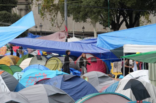 The housing protest camp in Barcelona continues. A general view of the housing protest camp in Plaza Catalunya on October 6, 2026, in Barcelona, Catalonia, Spain. The housing rights encampment in Barcelona’s Plaza Catalunya marks its one-week anniversary this Tuesday. Participants are continuing the protest with no planned end date. OCTOBER 6, 2026 Barcelona Catalonia Barcelona Catalonia Spain Copyright: xDavidxZorrakinox 7824915