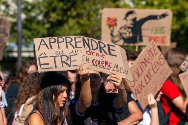 Student Demonstration - Paris Tens of thousands of high school students marched from République to Nation, protesting the lack of staff and resources, class sizes deemed too large, the condition of certain school buildings, and the Parcoursup college admissions system. A coalition of National Education unions—including the FSU, CGT, FO, CFDT, Unsa, Sud, and Solidaires—joined the protest, on October 6, 2026, in Paris, France. Photo by Denis Prezat ABACAPRESS.COM Paris France  Copyright: xPrezatxDenis ABACAx