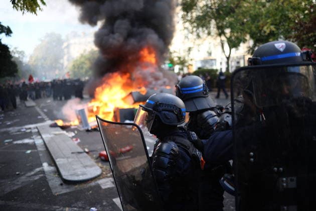 Student Demonstration - Paris Clashes on the sidelines of the students protest against the current state of public education, once again, on October 6, 2026, in Paris, France. They demand more resources for the national education system, and raise against the far right party - le Rassemblement National. Photo by Raphael Lafargue ABACAPRESS.COM Paris France Copyright: xLafarguexRaphael ABACAx