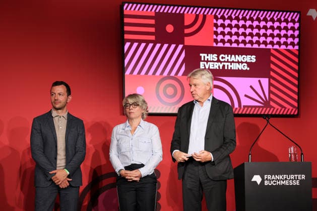 Opening of the 78th Frankfurt Book Fair: Juergen Boos (right), Director of the Frankfurt Book Fair; Jill Lepore (center), American historian and author; and Sebastian Guggolz (left), President of the German Publishers and Booksellers Association, stand 2026-10-06_frankfurter-buchmesse_16