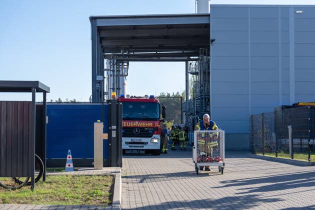 Machine Fire in Warehouse Causes Heavy Smoke; Company Building Evacuated On Tuesday, October 6, 2026, a machine fire broke out in Alzenau in the Aschaffenburg district. The fire started in the electrical system of a machine and caused heavy smoke to fill the warehouse and offices.