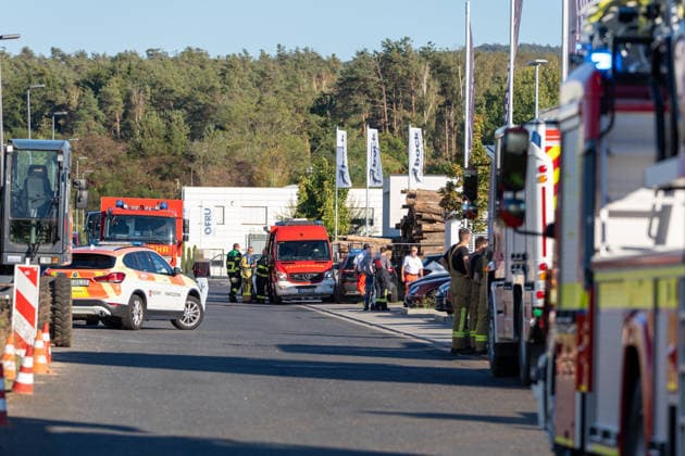 Machine Fire in Warehouse Causes Heavy Smoke; Company Building Evacuated On Tuesday, October 6, 2026, a machine fire broke out in Alzenau in the Aschaffenburg district. The fire started in the electrical system of a machine and caused heavy smoke to fill the warehouse and offices.