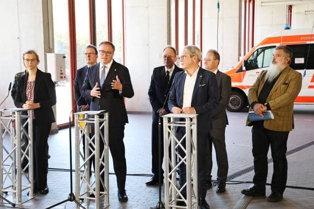 Regierungsmedienkonferenz 06.10.2026, Erfurt, Gefahrenabwehrzentrum Sued, Fahrzeughalle, die Landesregierung besser gegen hybride Bedrohungen, Cyberangriffe und Drohnen absichern, erstmals tritt das Thueringer Sicherheitskabinett zusammen, unter dem Leitgedanken Thueringen resilient machen beraten alle Mitglieder der Landesregierung gemeinsam mit Vertretern der Thueringer Sicherheitsbehoerden (Polizei, Landeskriminalamt, Verfassungsschutz, Landesverwaltungsamt und Landeskommando der Bundeswehr) über 11 Punkte fuer Schutz und Vorsorge Regierungsmedienkonferenz im Anschluss an das Sicherheitskabinett, bei der ueber die wichtigsten Ergebnisse informiert wird im Bild: Finanzministerin Katja Wolf (Thueringen.Gerecht), Ministerpraesident Mario V