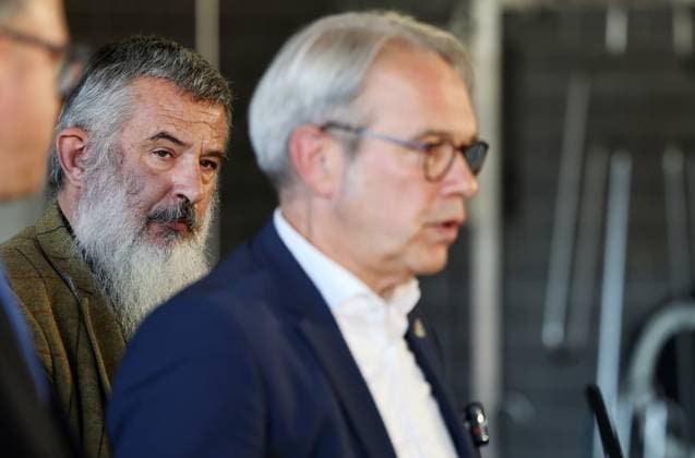 Regierungsmedienkonferenz 06.10.2026, Erfurt, Gefahrenabwehrzentrum Sued, Fahrzeughalle, die Landesregierung besser gegen hybride Bedrohungen, Cyberangriffe und Drohnen absichern, erstmals tritt das Thueringer Sicherheitskabinett zusammen, unter dem Leitgedanken Thueringen resilient machen beraten alle Mitglieder der Landesregierung gemeinsam mit Vertretern der Thueringer Sicherheitsbehoerden (Polizei, Landeskriminalamt, Verfassungsschutz, Landesverwaltungsamt und Landeskommando der Bundeswehr) über 11 Punkte fuer Schutz und Vorsorge Regierungsmedienkonferenz im Anschluss an das Sicherheitskabinett, bei der ueber die wichtigsten Ergebnisse informiert wird im Bild: Praesident Verfassungsschutz Thueringen Stephan Kramer und Minister fuer Inn