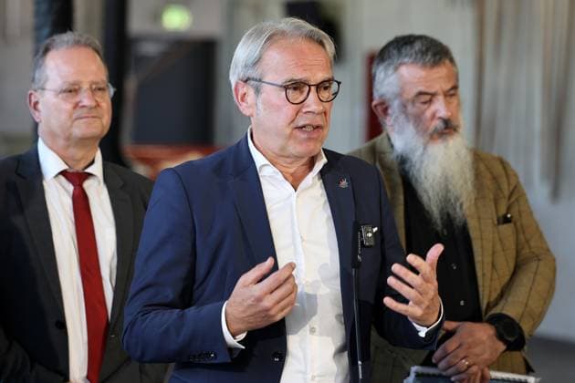 Regierungsmedienkonferenz 06.10.2026, Erfurt, Gefahrenabwehrzentrum Sued, Fahrzeughalle, die Landesregierung besser gegen hybride Bedrohungen, Cyberangriffe und Drohnen absichern, erstmals tritt das Thueringer Sicherheitskabinett zusammen, unter dem Leitgedanken Thueringen resilient machen beraten alle Mitglieder der Landesregierung gemeinsam mit Vertretern der Thueringer Sicherheitsbehoerden (Polizei, Landeskriminalamt, Verfassungsschutz, Landesverwaltungsamt und Landeskommando der Bundeswehr) über 11 Punkte fuer Schutz und Vorsorge Regierungsmedienkonferenz im Anschluss an das Sicherheitskabinett, bei der ueber die wichtigsten Ergebnisse informiert wird im Bild: Minister fuer Inneres und Kommunales Georg Maier (SPD) , dahinter rechts Pra