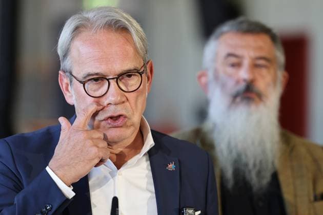 Regierungsmedienkonferenz 06.10.2026, Erfurt, Gefahrenabwehrzentrum Sued, Fahrzeughalle, die Landesregierung besser gegen hybride Bedrohungen, Cyberangriffe und Drohnen absichern, erstmals tritt das Thueringer Sicherheitskabinett zusammen, unter dem Leitgedanken Thueringen resilient machen beraten alle Mitglieder der Landesregierung gemeinsam mit Vertretern der Thueringer Sicherheitsbehoerden (Polizei, Landeskriminalamt, Verfassungsschutz, Landesverwaltungsamt und Landeskommando der Bundeswehr) über 11 Punkte fuer Schutz und Vorsorge Regierungsmedienkonferenz im Anschluss an das Sicherheitskabinett, bei der ueber die wichtigsten Ergebnisse informiert wird im Bild: Minister fuer Inneres und Kommunales Georg Maier (SPD) und Praesident Verfas