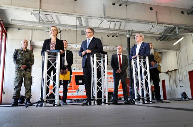 Regierungsmedienkonferenz 06.10.2026, Erfurt, Gefahrenabwehrzentrum Sued, Fahrzeughalle, die Landesregierung besser gegen hybride Bedrohungen, Cyberangriffe und Drohnen absichern, erstmals tritt das Thueringer Sicherheitskabinett zusammen, unter dem Leitgedanken Thueringen resilient machen beraten alle Mitglieder der Landesregierung gemeinsam mit Vertretern der Thueringer Sicherheitsbehoerden (Polizei, Landeskriminalamt, Verfassungsschutz, Landesverwaltungsamt und Landeskommando der Bundeswehr) über 11 Punkte fuer Schutz und Vorsorge Regierungsmedienkonferenz im Anschluss an das Sicherheitskabinett, bei der ueber die wichtigsten Ergebnisse informiert wird im Bild: Finanzministerin Katja Wolf (Thueringen.Gerecht), Ministerpraesident Mario V