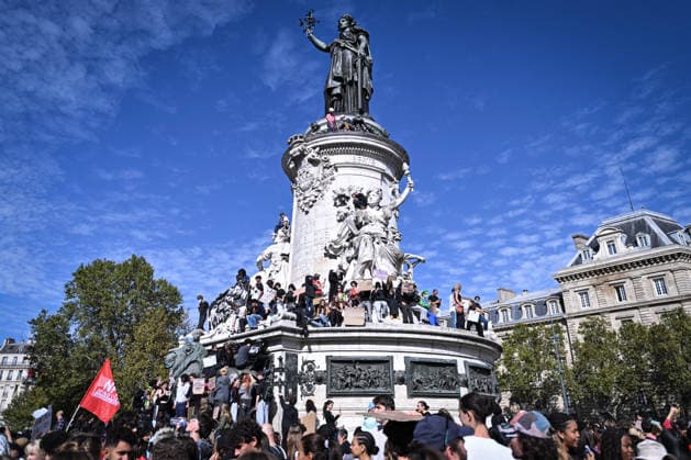 Protest against eduction conditions in Paris PARIS, FRANCE - OCTOBER 6: Demonstrators participate in a protest raising placards against education conditions and to highlight the lack of resources and staff in high schools in front of the Monument to the Republic in Paris, France, on October 6, 2026. Firas Abdullah Anadolu Paris France. Editorial use only. Please get in touch for any other usage. Copyright: x2026xAnadoluxFirasxAbdullahx