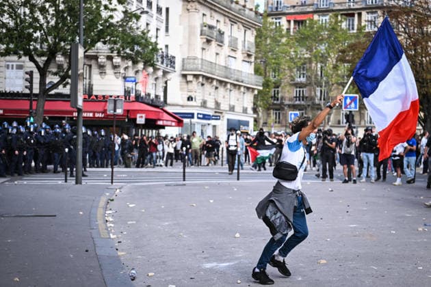 Protest against eduction conditions in Paris PARIS, FRANCE - OCTOBER 6: Clashes occur between demonstrators and riot police during a protest against education conditions and to highlight the lack of resources and staff in high schools in Paris, France, on October 6, 2026. Firas Abdullah Anadolu Paris France. Editorial use only. Please get in touch for any other usage.  Copyright: x2026xAnadoluxFirasxAbdullahx