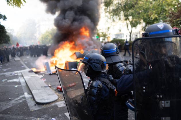 Student Demonstration - Paris RL Police forces next to burning barricades. Police forces and protesters clashes on the place de la nation on the sidelines of the students protest against the current state of public education, once again, on October 6, 2026, in Paris, France. They demand more resources for the national education system, and raise against the far right party - le Rassemblement National. Photo by Raphael Lafargue ABACAPRESS.COM Paris France  Copyright: xLafarguexRaphael ABACAx