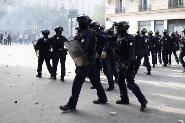 Student Demonstration - Paris RL Police forces and protesters clashes on the place de la nation on the sidelines of the students protest against the current state of public education, once again, on October 6, 2026, in Paris, France. They demand more resources for the national education system, and raise against the far right party - le Rassemblement National. Photo by Raphael Lafargue ABACAPRESS.COM Paris France  Copyright: xLafarguexRaphael ABACAx