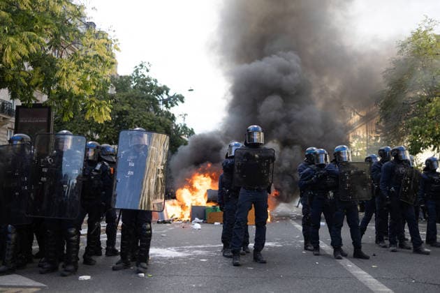 Student Demonstration - Paris RL Police forces next to burning barricades. Police forces and protesters clashes on the place de la nation on the sidelines of the students protest against the current state of public education, once again, on October 6, 2026, in Paris, France. They demand more resources for the national education system, and raise against the far right party - le Rassemblement National. Photo by Raphael Lafargue ABACAPRESS.COM Paris France  Copyright: xLafarguexRaphael ABACAx