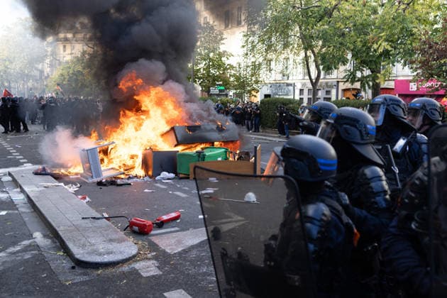 Student Demonstration - Paris RL Police forces next to burning barricades. Police forces and protesters clashes on the place de la nation on the sidelines of the students protest against the current state of public education, once again, on October 6, 2026, in Paris, France. They demand more resources for the national education system, and raise against the far right party - le Rassemblement National. Photo by Raphael Lafargue ABACAPRESS.COM Paris France  Copyright: xLafarguexRaphael ABACAx