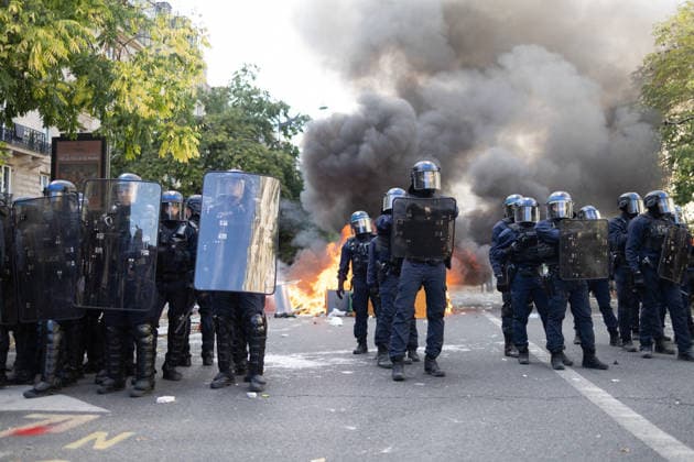 Student Demonstration - Paris RL Police forces next to burning barricades. Police forces and protesters clashes on the place de la nation on the sidelines of the students protest against the current state of public education, once again, on October 6, 2026, in Paris, France. They demand more resources for the national education system, and raise against the far right party - le Rassemblement National. Photo by Raphael Lafargue ABACAPRESS.COM Paris France  Copyright: xLafarguexRaphael ABACAx