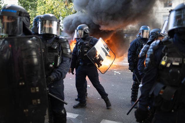 Student Demonstration - Paris RL Police forces next to burning barricades. Police forces and protesters clashes on the place de la nation on the sidelines of the students protest against the current state of public education, once again, on October 6, 2026, in Paris, France. They demand more resources for the national education system, and raise against the far right party - le Rassemblement National. Photo by Raphael Lafargue ABACAPRESS.COM Paris France  Copyright: xLafarguexRaphael ABACAx