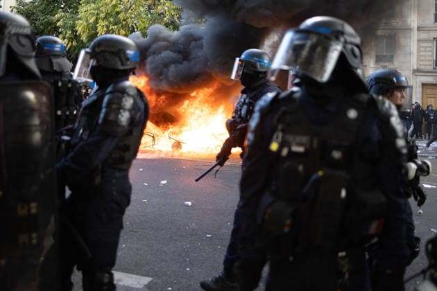 Student Demonstration - Paris RL Police forces next to burning barricades. Police forces and protesters clashes on the place de la nation on the sidelines of the students protest against the current state of public education, once again, on October 6, 2026, in Paris, France. They demand more resources for the national education system, and raise against the far right party - le Rassemblement National. Photo by Raphael Lafargue ABACAPRESS.COM Paris France  Copyright: xLafarguexRaphael ABACAx