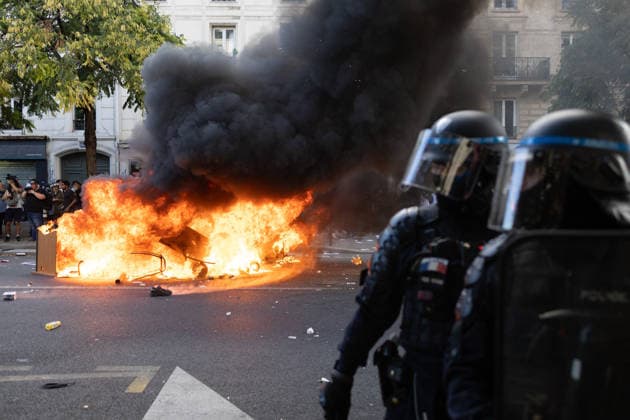 Student Demonstration - Paris RL Police forces next to burning barricades. Police forces and protesters clashes on the place de la nation on the sidelines of the students protest against the current state of public education, once again, on October 6, 2026, in Paris, France. They demand more resources for the national education system, and raise against the far right party - le Rassemblement National. Photo by Raphael Lafargue ABACAPRESS.COM Paris France  Copyright: xLafarguexRaphael ABACAx
