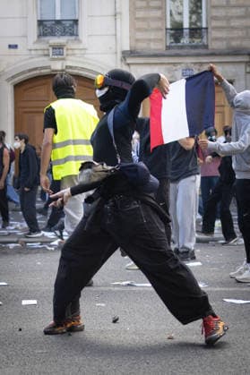 Student Demonstration - Paris RL Police forces and protesters clashes on the place de la nation on the sidelines of the students protest against the current state of public education, once again, on October 6, 2026, in Paris, France. They demand more resources for the national education system, and raise against the far right party - le Rassemblement National. Photo by Raphael Lafargue ABACAPRESS.COM Paris France  Copyright: xLafarguexRaphael ABACAx