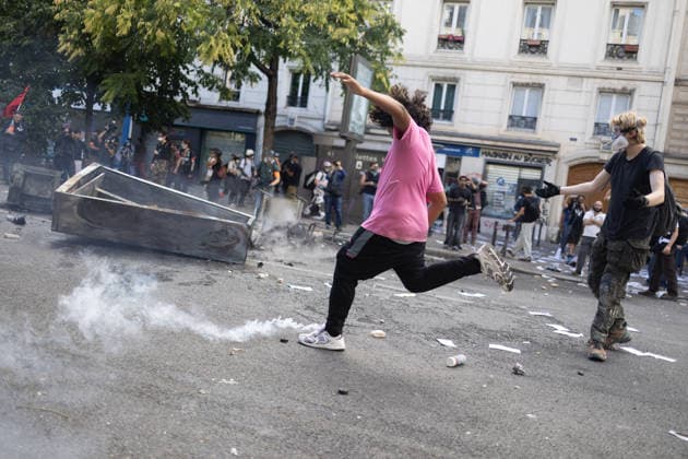Student Demonstration - Paris RL Police forces and protesters clashes on the place de la nation on the sidelines of the students protest against the current state of public education, once again, on October 6, 2026, in Paris, France. They demand more resources for the national education system, and raise against the far right party - le Rassemblement National. Photo by Raphael Lafargue ABACAPRESS.COM Paris France  Copyright: xLafarguexRaphael ABACAx