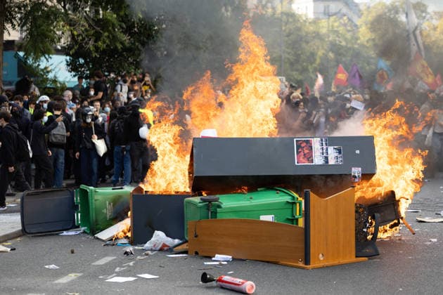 Student Demonstration - Paris RL Police forces next to burning barricades. Police forces and protesters clashes on the place de la nation on the sidelines of the students protest against the current state of public education, once again, on October 6, 2026, in Paris, France. They demand more resources for the national education system, and raise against the far right party - le Rassemblement National. Photo by Raphael Lafargue ABACAPRESS.COM Paris France  Copyright: xLafarguexRaphael ABACAx