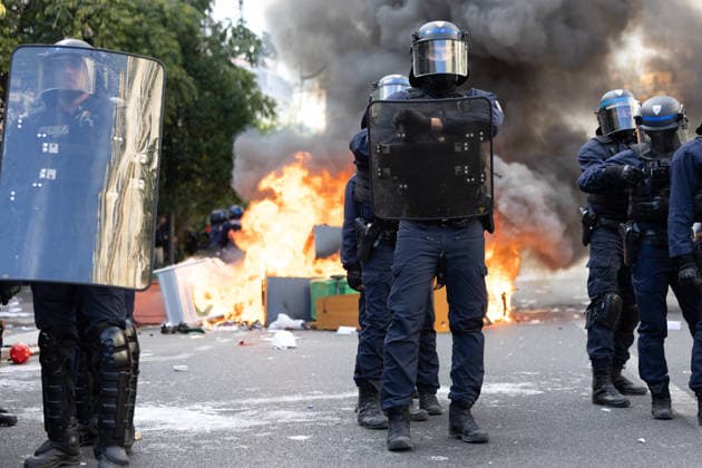 Student Demonstration - Paris RL Police forces next to burning barricades. Police forces and protesters clashes on the place de la nation on the sidelines of the students protest against the current state of public education, once again, on October 6, 2026, in Paris, France. They demand more resources for the national education system, and raise against the far right party - le Rassemblement National. Photo by Raphael Lafargue ABACAPRESS.COM Paris France  Copyright: xLafarguexRaphael ABACAx