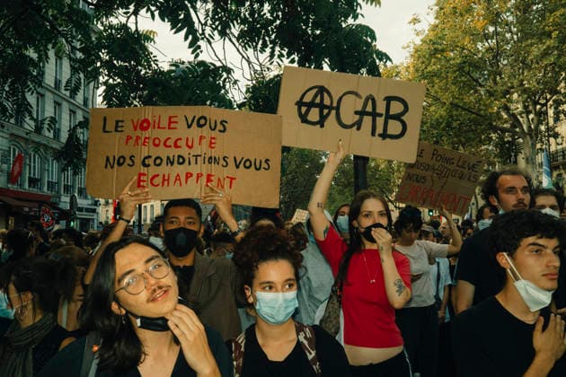 Paris Students Protest Education Conditions Demonstrators hold handwritten placards above a crowded march in Paris, France, on October 6, 2026. France s Interior Ministry said 256,000 people marched nationwide, including 56,000 in Paris, during the student-led day of action over school conditions. High school students called for more education funding and staff, smaller classes and improved facilities, with teachers, parents and unions joining demonstrations. Paris Ile de France France Copyright: xDavoodxMaeilix