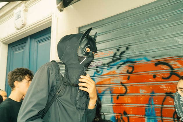 Paris Students Protest Education Conditions A hooded demonstrator stands beside a metal shutter marked with graffiti in Paris, France, on October 6, 2026. France s Interior Ministry said 256,000 people marched nationwide, including 56,000 in Paris, during the student-led day of action over school conditions. High school students called for more education funding and staff, smaller classes and improved facilities, with teachers, parents and unions joining demonstrations. Paris Ile de France France Copyright: xDavoodxMaeilix