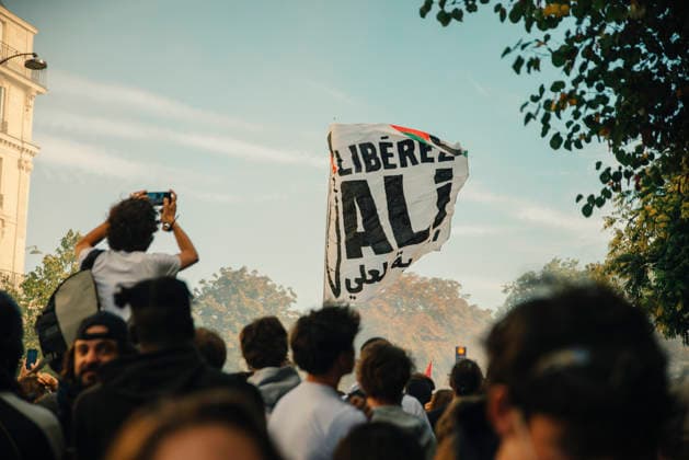 Paris Students Protest Education Conditions A white protest banner is raised above a crowd of demonstrators in Paris, France, on October 6, 2026. France s Interior Ministry said 256,000 people marched nationwide, including 56,000 in Paris, during the student-led day of action over school conditions. High school students called for more education funding and staff, smaller classes and improved facilities, with teachers, parents and unions joining demonstrations. Paris Ile de France France Copyright: xDavoodxMaeilix