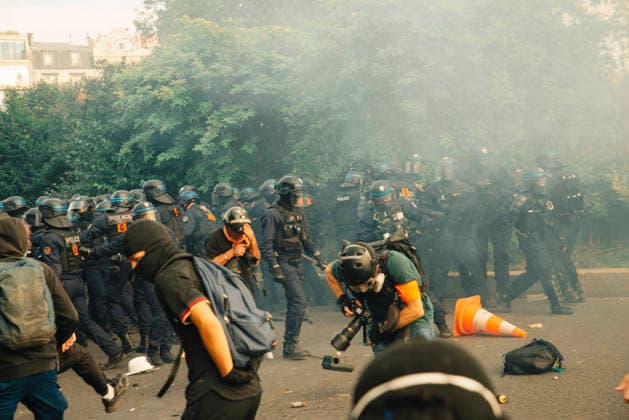 Paris Students Protest Education Conditions Demonstrators crouch and move through tear gas as others gather behind them in Paris, France, on October 6, 2026. France s Interior Ministry said 256,000 people marched nationwide, including 56,000 in Paris, during the student-led day of action over school conditions. High school students called for more education funding and staff, smaller classes and improved facilities, with teachers, parents and unions joining demonstrations. Paris Ile de France France Copyright: xDavoodxMaeilix