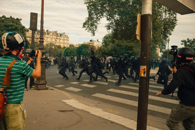 Paris Students Protest Education Conditions Demonstrators run across a junction as riot police advance nearby in Paris, France, on October 6, 2026. France s Interior Ministry said 256,000 people marched nationwide, including 56,000 in Paris, during the student-led day of action over school conditions. High school students called for more education funding and staff, smaller classes and improved facilities, with teachers, parents and unions joining demonstrations. Paris Ile de France France Copyright: xDavoodxMaeilix