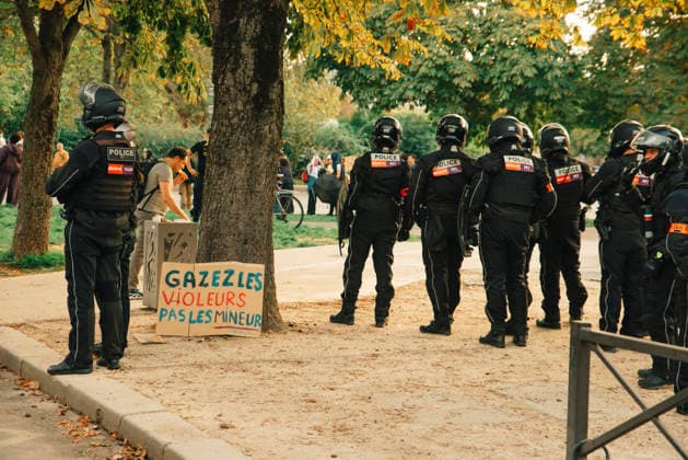 Paris Students Protest Education Conditions Riot police stand in a park beside a small hand-painted protest sign in Paris, France, on October 6, 2026. France s Interior Ministry said 256,000 people marched nationwide, including 56,000 in Paris, during the student-led day of action over school conditions. High school students called for more education funding and staff, smaller classes and improved facilities, with teachers, parents and unions joining demonstrations. Paris Ile de France France Copyright: xDavoodxMaeilix
