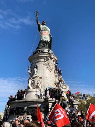 The statue of Marianne, symbol of the French Republic, is clad with a makeshift cloth as high school students demonstrate in the streets of Paris on Tuesday, October 6, 2026. Hundreds of thousands of students and their supporters took part in nationwide protests across France today to protest school conditions.  PAR20261006101 MAYAxVIDON-WHITE